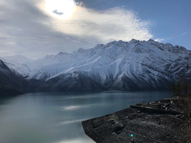 1_ Cesta se je držala reke globoko v kanjonu.